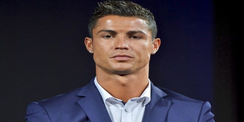 Cristiano-Ronaldo-l-homme-qui-valait-1-milliard-!_portrait_w674