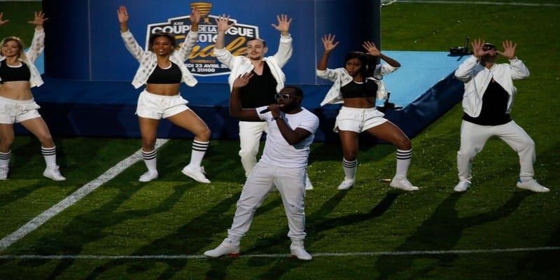 7782961893_maitre-gims-sur-la-pelouse-du-stade-de-france-pour-la-finale-de-la-coupe-de-la-ligue