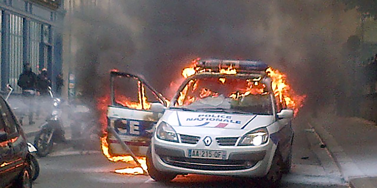 Manifestation-de-policiers-une-voiture-incendiee-a-Paris
