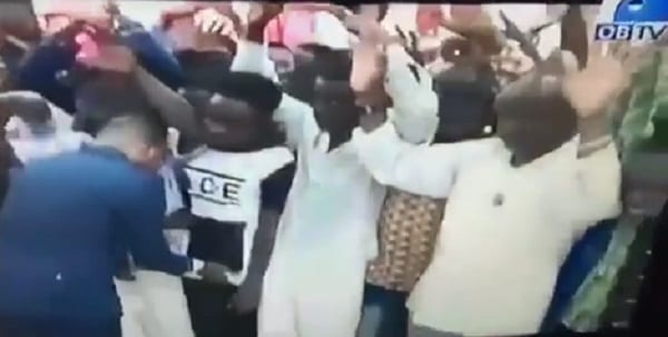 Ghana: Un pasteur pose la main sur le s3xe de ses fidèles, pour qu'ils aient un gros p3nis