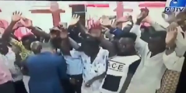 Ghana: Un pasteur pose la main sur le s3xe de ses fidèles, pour qu'ils aient un gros p3nis