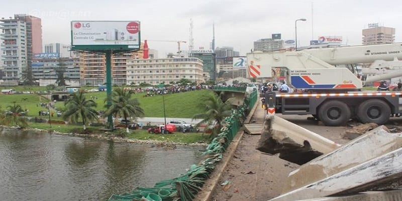 Car-de-ramassage-des-ordure-chute-dans-la-lagune