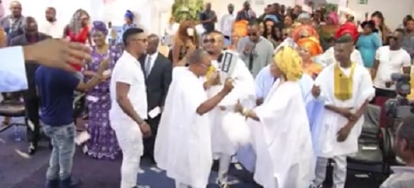 Amsterdam: Des riches nigérians pulvérisent d'argent leur église lors d'une cérémonie (PHOTOS + VIDÉO)