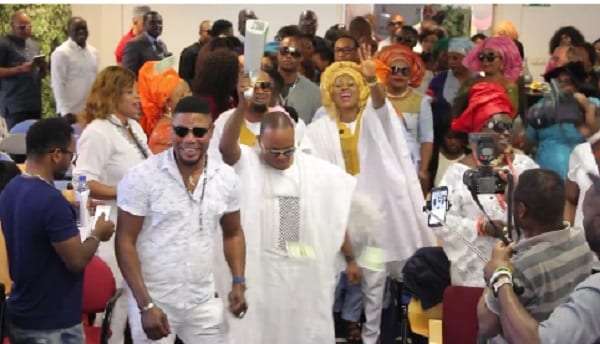 Amsterdam: Des riches nigérians pulvérisent d'argent leur église lors d'une cérémonie (PHOTOS + VIDÉO)