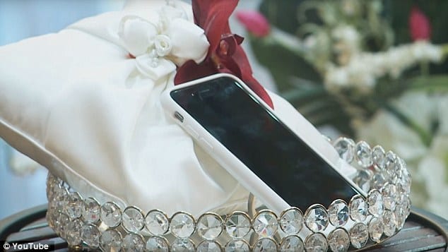 Las Vegas/insolite: Un homme marie son téléphone portable dans une cérémonie bizarre (PHOTOS)