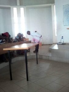 Un professeur porte l’enfant d'une étudiante pendant les examens