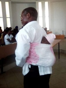 Un professeur porte l’enfant d'une étudiante pendant les examens