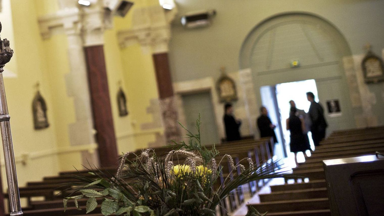 un-octogenaire-et-sa-voisine-ont-ete-interpelles-dans-la-banlieue-de-paris-soupconnes-de-s-etre-unis-pour-piller-plusieurs-eglises-durant-des-mois_5560043