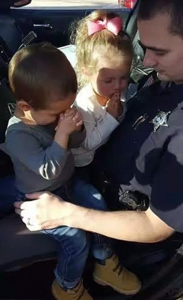 USA: Photo émouvante de deux enfants priant pour leur père policier