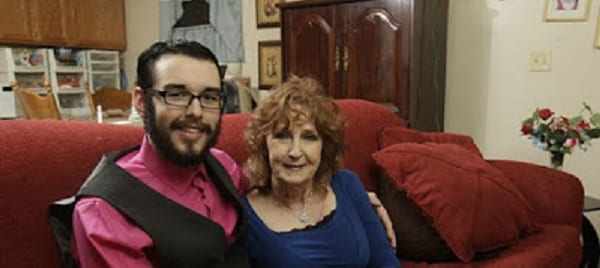 Une femme de 71 ans se marie à un adolescent de 17 ans: PHOTOS