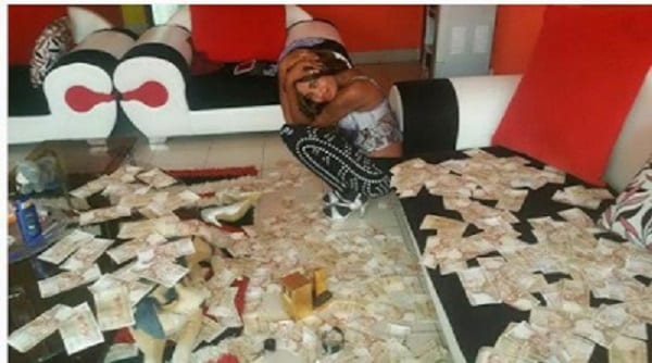 Vidéo: Cette jeune kényane 'nageant' dans une pile d'argent crée la polémique