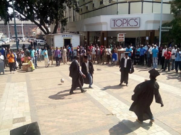 Zimbabwe: Des diplômés au chômage jouent au foot en pleine protestation pacifique (PHOTO)