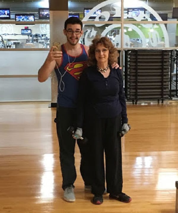 Une femme de 71 ans se marie à un adolescent de 17 ans: PHOTOS