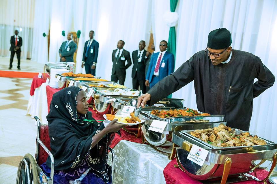 Nigéria: Le Président Buhari sert les personnes handicapées lors du ramadan