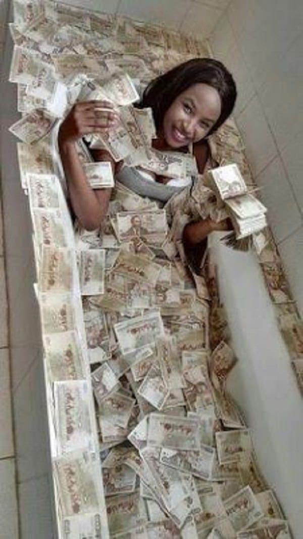 Vidéo: Cette jeune kényane 'nageant' dans une pile d'argent crée la polémique