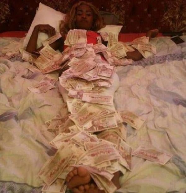 Vidéo: Cette jeune kényane 'nageant' dans une pile d'argent crée la polémique