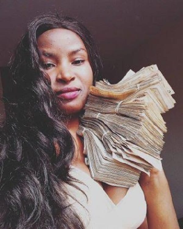 Vidéo: Cette jeune kényane 'nageant' dans une pile d'argent crée la polémique