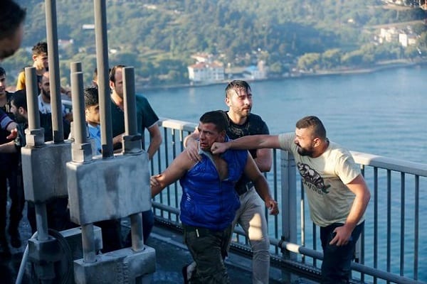 A-civilian-beats-a-soldier-after-troops-involved-in-the-coup-surrendered-on-the-Bosphorus-Bridge-in