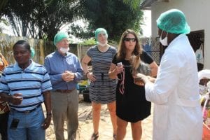 Togo: Regarder comment  l’Ambassadeur des États-Unis, fait la torréfaction des fèves de cacao...photos