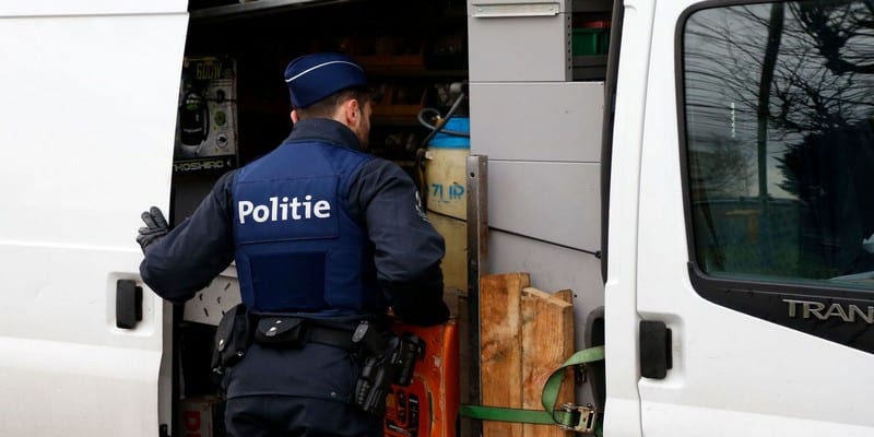 photo-d-illustration-un-policier-belge-inspecte-une-fourgonnette-a-la-frontiere-francaise-le-24-fevrier-2016_5584827