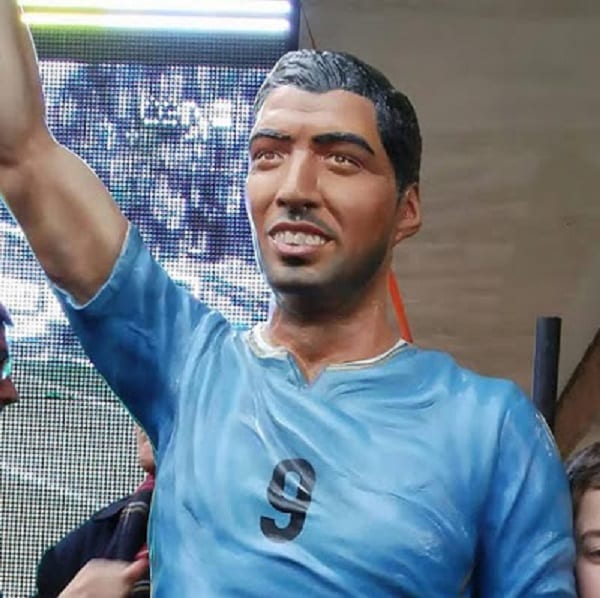 Découvrez la statue ''ridicule'' de Luis Suarez: PHOTOS