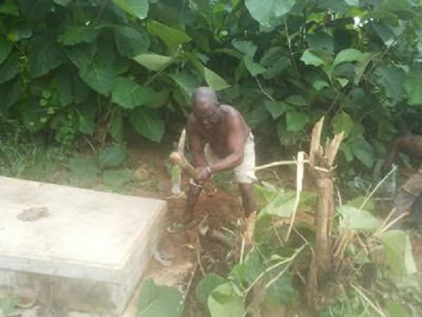 Un homme décédé en 1968 est exhumé pas ses parents pour lui offrir une inhumation digne: PHOTOS