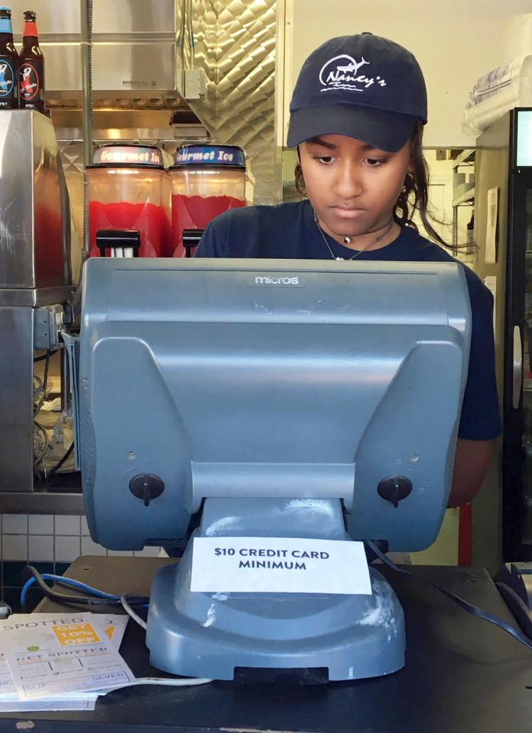 Sasha Obama est serveuse dans un restaurant de fruits de mer