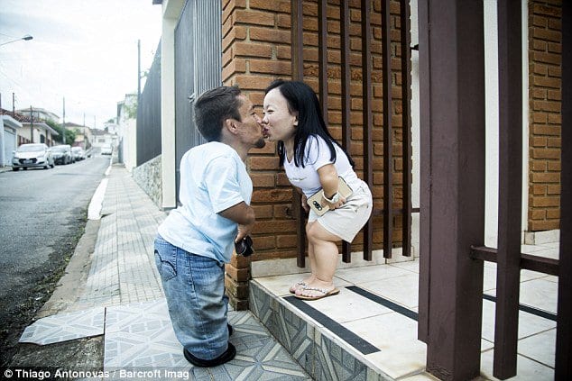 Le couple le plus court au monde se fiance 8 ans après leur rencontre: PHOTOS