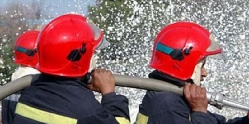 Les sapeurs ici s’activant à éteindre le feu