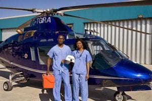 Angleterre : Emouvant, une Nigériane quitte son poste bien payée, et rentre dans son pays pour sauver des vies