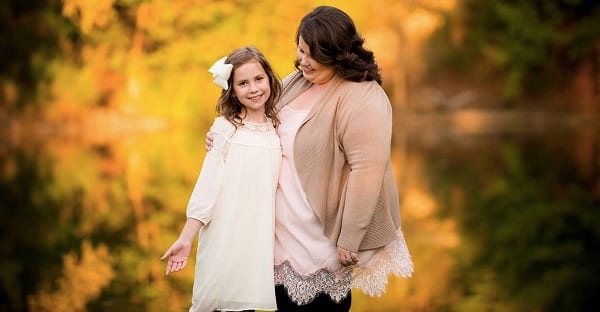 Une maman utilise de la pâte dentifrice pour enseigner une bonne leçon à sa fille