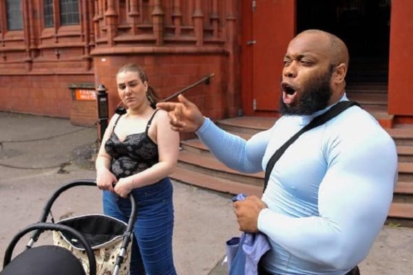 Un prêcheur de rue musulman traite sa coreligionnaire de "prostituée, Satan» pour avoir porté un jean serré