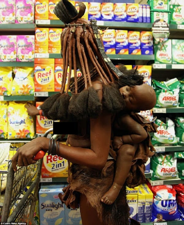 Namibie: Une femme en costume traditionnel et aux seins nus aperçue dans un supermarché (PHOTOS)