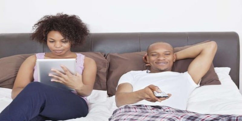 648x415_couple-lit-tablette-television