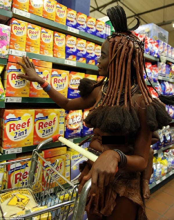 Namibie: Une femme en costume traditionnel et aux seins nus aperçue dans un supermarché (PHOTOS)