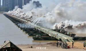 L'armée chinoise construit un pont flottant en 26 min, les Russes ripostent...Vidéo