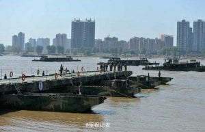 L'armée chinoise construit un pont flottant en 26 min, les Russes ripostent...Vidéo