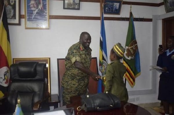 Ouganda: Une fillette de 8 ans chef de l'armée pendant 10 minutes (PHOTOS)