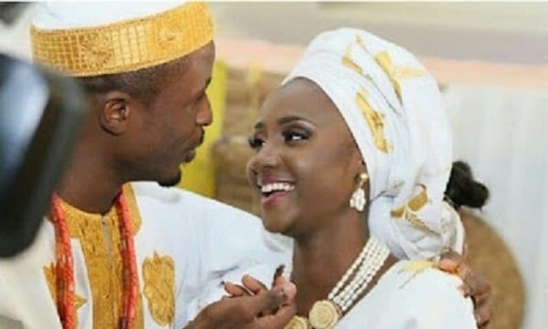 Il a 28 ans, elle 24, et ils se sont mariés tous deux vierges... Découvrez leur histoire!