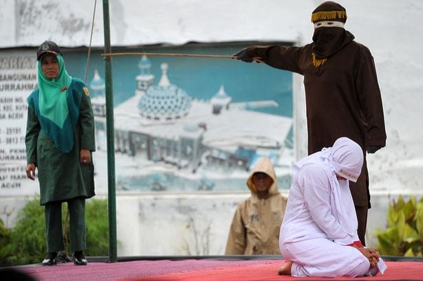 Une musulmane fouettée en public pour s’être assise près de son petit ami (Photos)