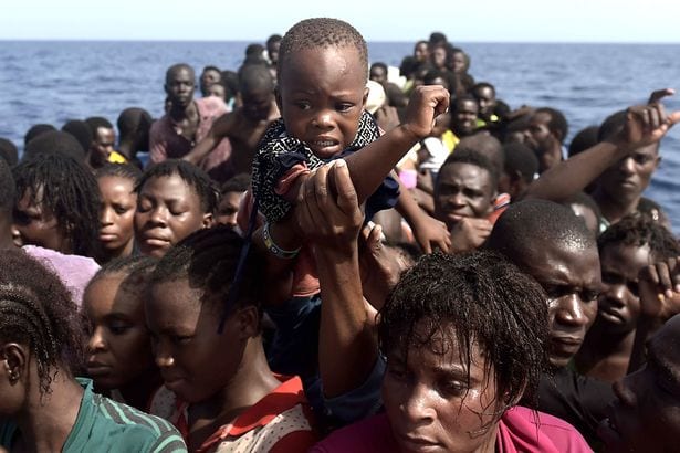 images déchirantes montrant des migrants dans une lutte désespérée pour survivre