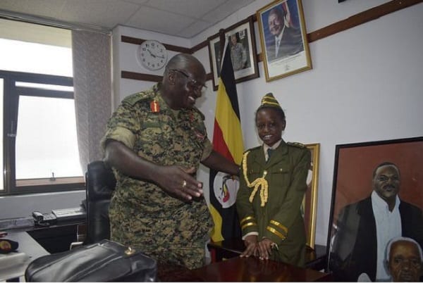 Ouganda: Une fillette de 8 ans chef de l'armée pendant 10 minutes (PHOTOS)