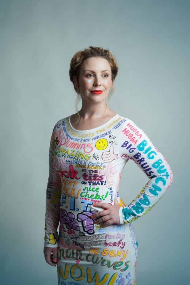 Photos: Elle crée une robe à partir de toutes les critiques reçues sur son physique