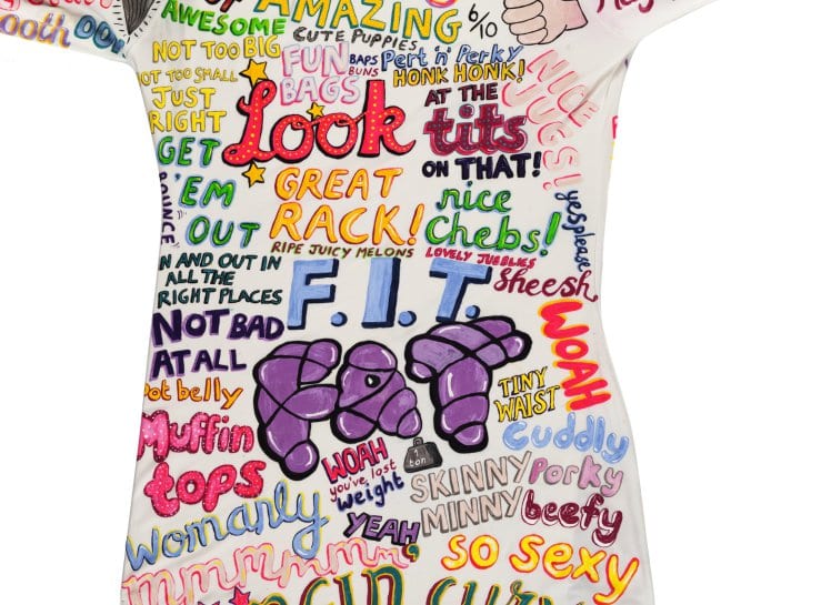 Photos: Elle crée une robe à partir de toutes les critiques reçues sur son physique