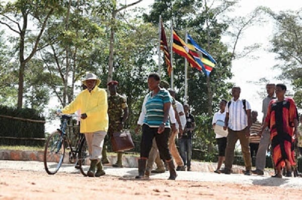 Ouganda: le président surprend des villageois en allant puiser de l'eau sur une bicyclette: PHOTOS