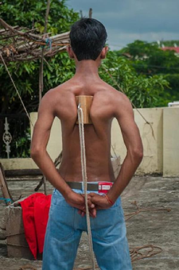Un adolescent indien utilise ses omoplates pour tirer deux voitures: PHOTOS/ VIDÉO