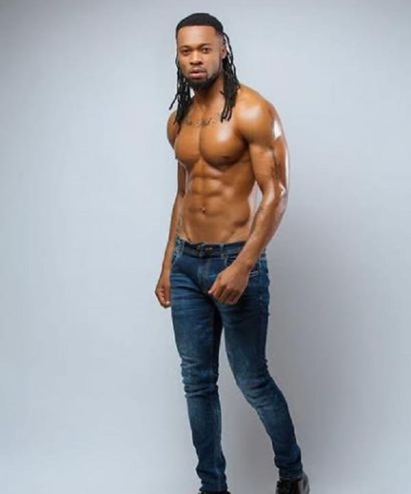 Flavour en s3xy bikini, des hauts talons, pose sur une barre de danse: PHOTOS
