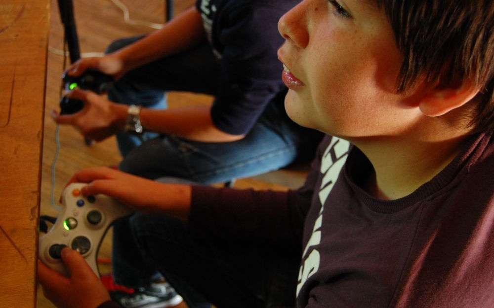 pbguillaume-en-train-de-jouer-a-fifa-11-sur-x-box-360-bphoto-cl-p