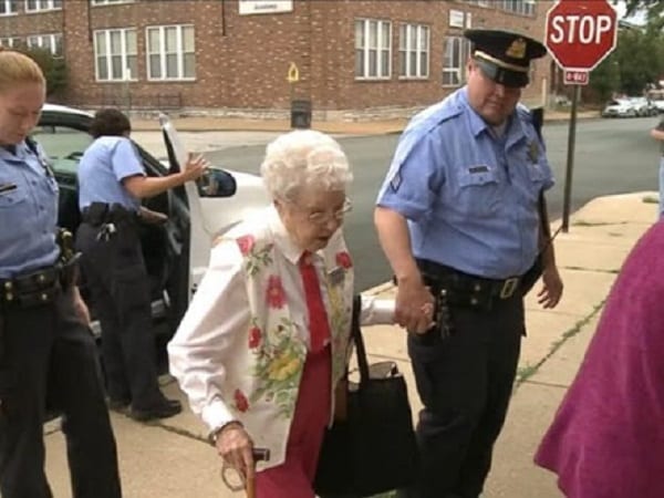 A 102 ans elle se fait arrêter par la police...La raison vous étonnera (Vidéo )