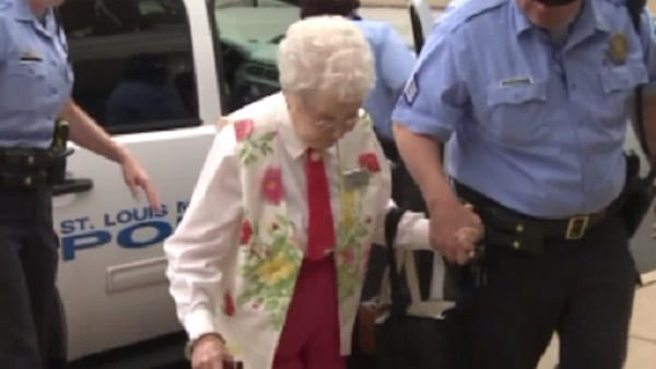 A 102 ans elle se fait arrêter par la police...La raison vous étonnera (Vidéo )